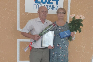 В Первомайском округе поздравили семью Скобеевых с 50-летием семейной жизни
