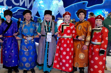 Многодетная семья Гармаевых привезла в Бурятию Огонь семейного очага