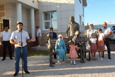 Семья не имеет шаблонов: в Кукморе открыли памятник многодетной семье