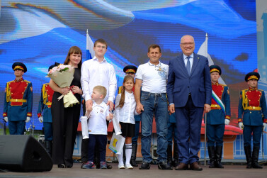 Многодетную семью Егоян из Юрьянского района наградили медалью 