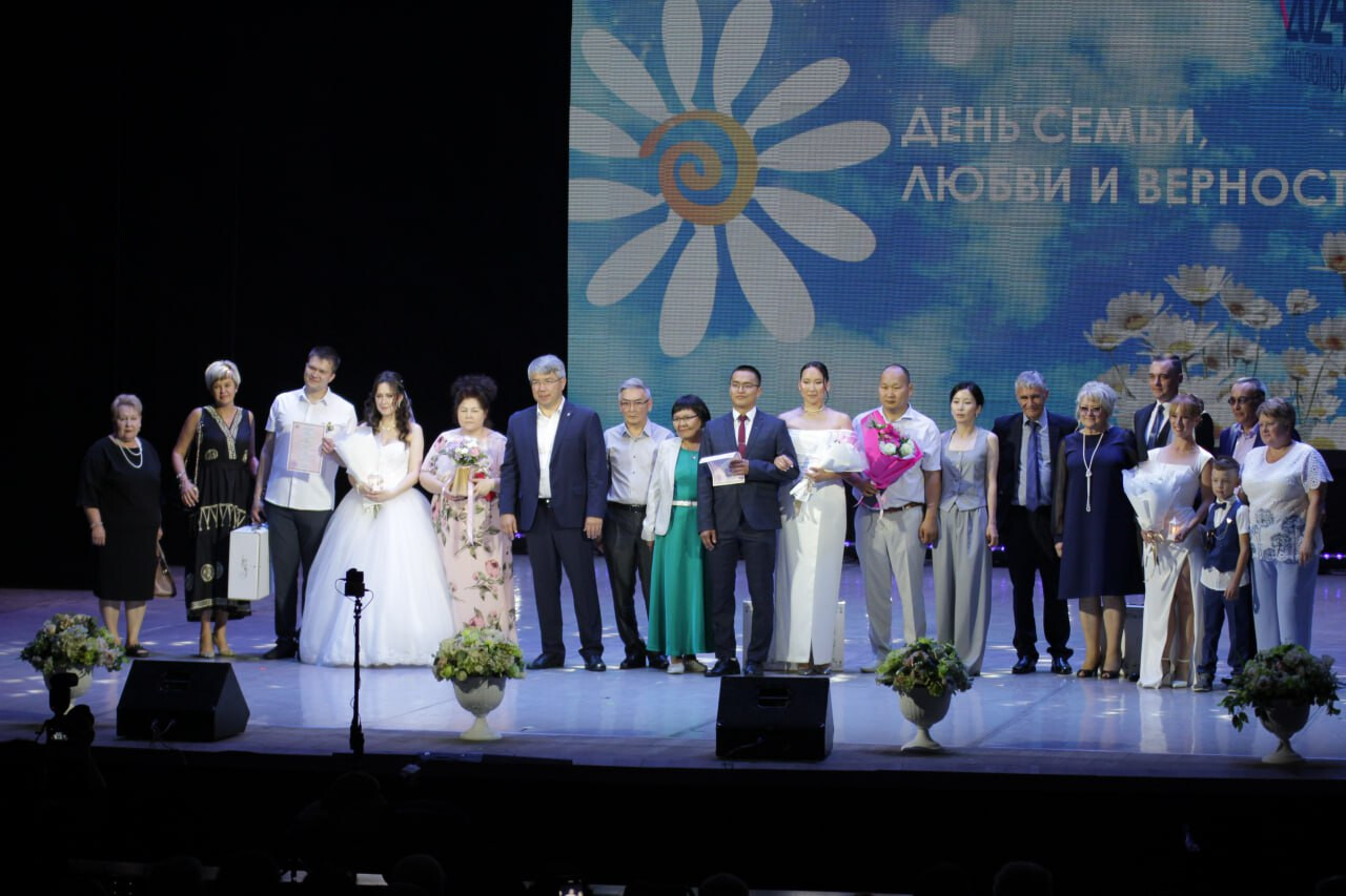 Три пары поженились на сцене театра в Улан-Удэ
