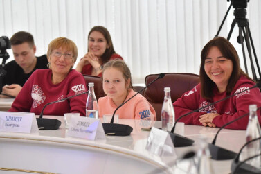 Губернатор Саратовской области Роман Бусаргин встретился с участниками форума «Родные-Любимые»