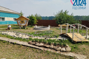 Клумбы, посвящённые Году семьи, украсили территории учреждений социальной защиты населения области