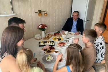 Многодетную маму Надежду Белых поздравили с Днем матери