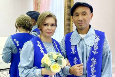 Жених и невеста в традиционных костюмах