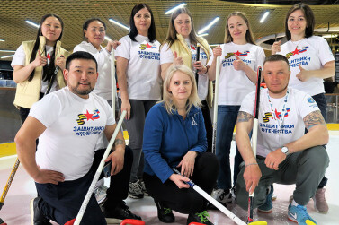 В Барнауле провели мастер-класс по керлингу для семей ветеранов СВО