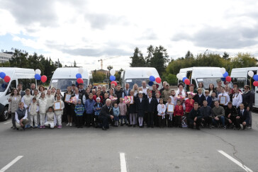 8 многодетных семей Приангарья получили микроавтобусы за победу в областном конкурсе