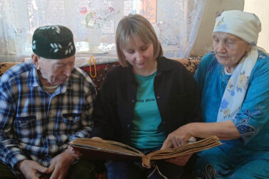 Семейный фотоальбом возвращает пожилых в прошлое