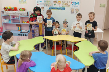 Маленьких татарстанцев учат, кого и как называют в семье