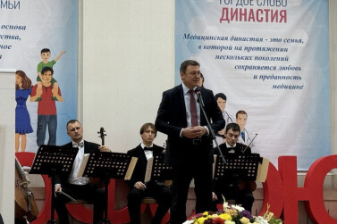 Представителей медицинских династий Саратовской области наградили за верность и служение медицине