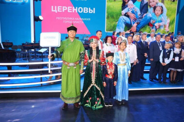 Супругов Цереновых из Калмыкии чествовали в Государственном Кремлевском Дворце