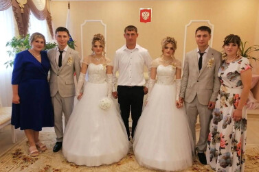 В Курской области братья-близнецы женились на сестрах-близняшках