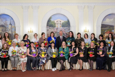 Губернатор Калужской области встретился с многодетными мамами 