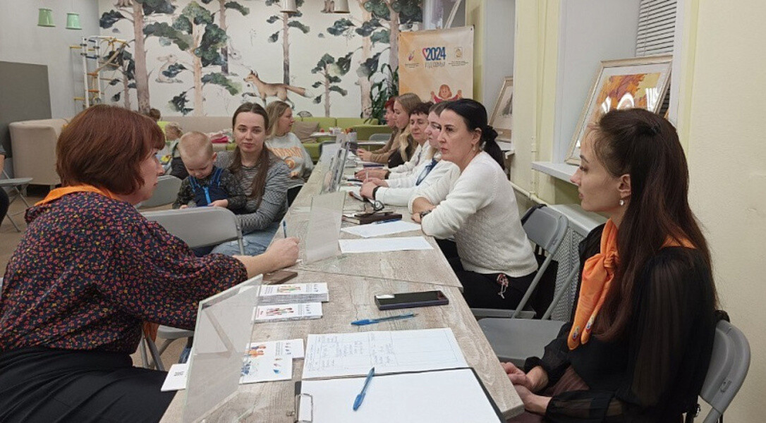 В 2024 году команда социального десанта проводит в районах Поморья семейные консультации