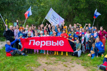 В преддверии Дня государственного флага новгородские семьи отправились в экопоход