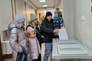 Студенты, молодожены, многодетные семьи и участники спецоперации пришли на избирательные участки 