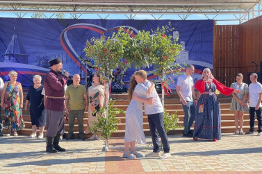 В Алексине прошел фольклорный обряд «Величание семейных пар»