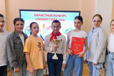 Лучший пионер всегда идет дорогою добра 