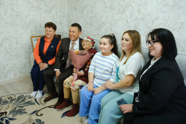 В Нижнекамске ветерана тыла поздравили с Днем пожилых людей