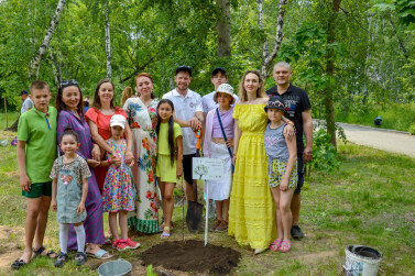 В Омске появилась «Аллея многодетных семей» 