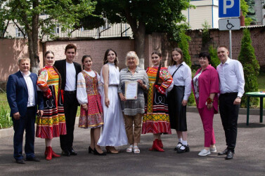 Живет на всей планете народ веселый - дети!