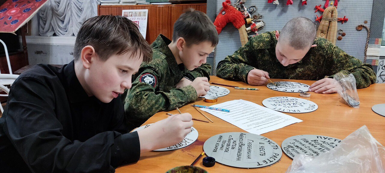 Кировские семьи восстановили таблички Сада Памяти