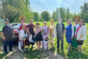 Многодетной семье из Верхнеуслонского района вручили автолюльку