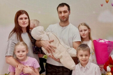 В Тюмени многодетная мама родила 14-го ребенка