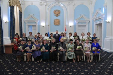 В Омской области 10 многодетных мам получили медаль «Материнская слава»