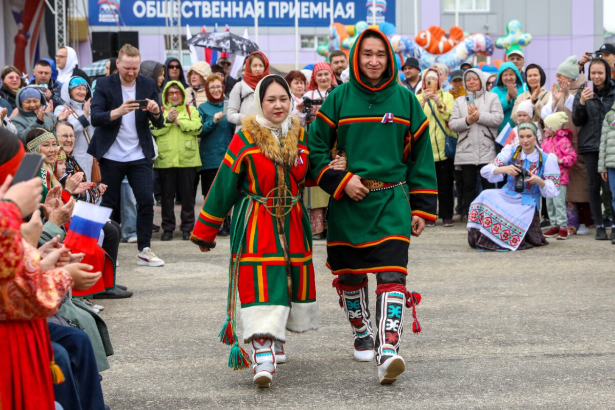 В Нарьян-Маре прошла ежегодная акция «Надень народное на День России»