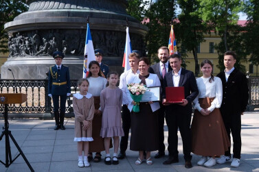 Три многодетные семьи Новгородской области награждены Орденом «Родительская слава»