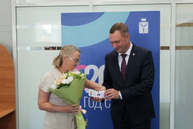 В Саратовской области началась выдача удостоверений многодетной семьи нового образца