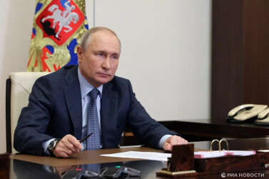 Президент отметил госнаградами многодетных матерей и семьи России