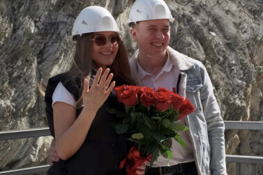 Турист из Архангельска сделал предложение своей девушке на навесном мосту Сулакского каньона