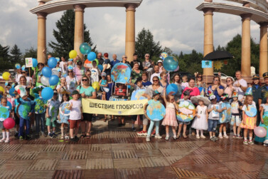 «Шествием глобусов» отметили в Биробиджане День географа